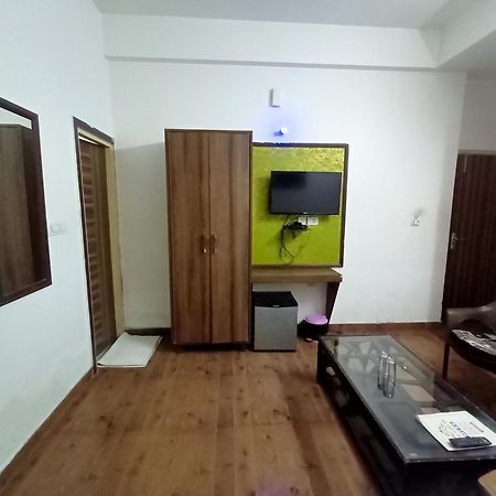 Hotel Global Inn -1 Km From Railway Station - Lift Food And Free Parking Лакнау Екстериор снимка