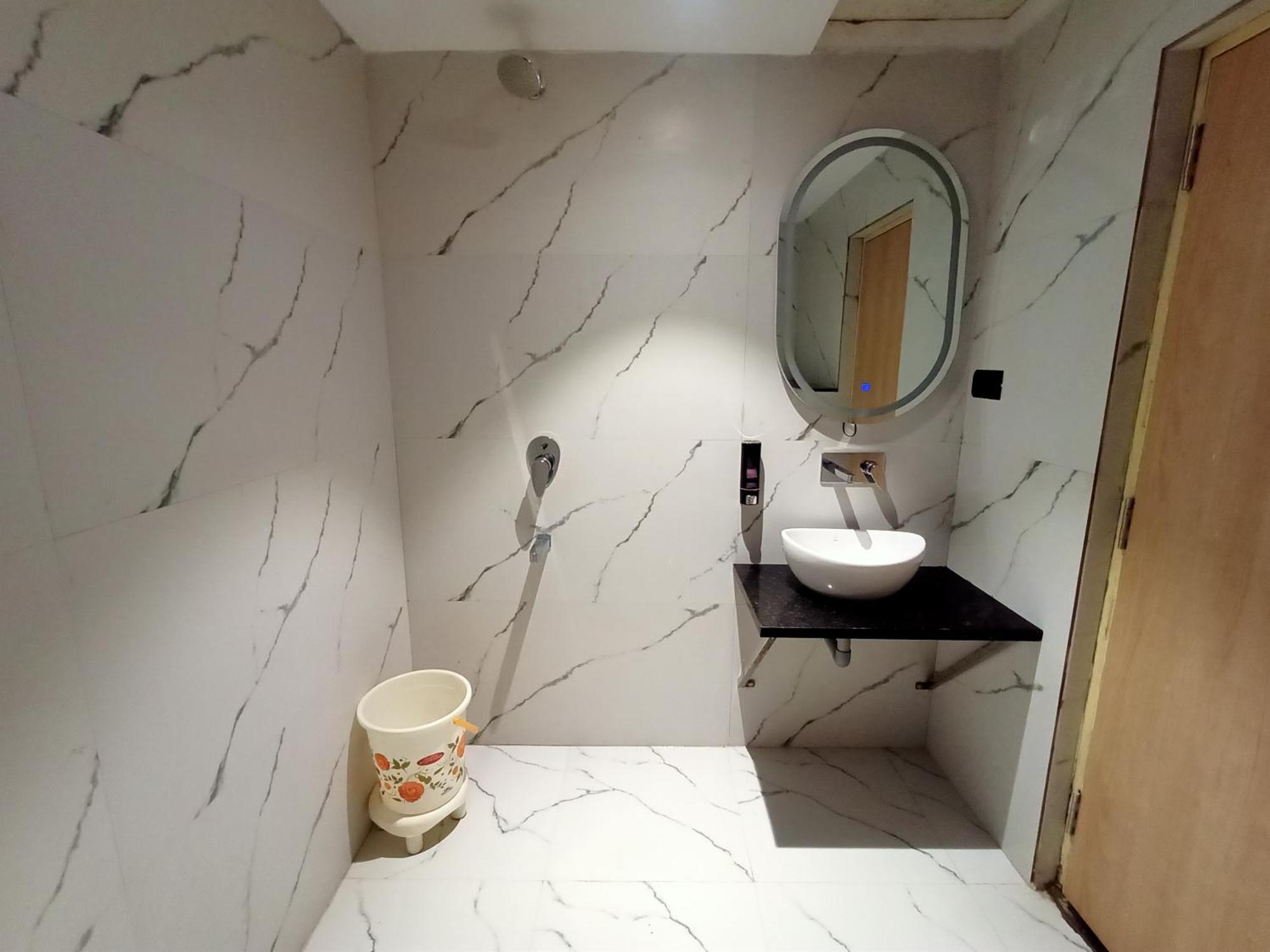 Hotel Global Inn -1 Km From Railway Station - Lift Food And Free Parking Лакнау Екстериор снимка