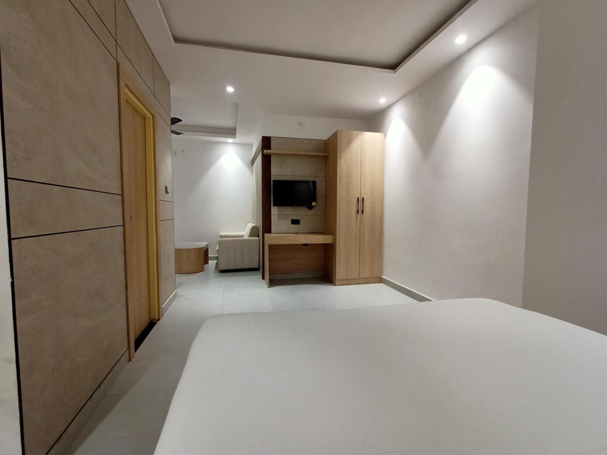 Hotel Global Inn -1 Km From Railway Station - Lift Food And Free Parking Лакнау Екстериор снимка