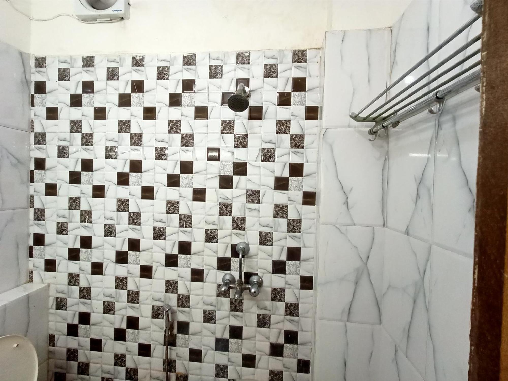 Hotel Global Inn -1 Km From Railway Station - Lift Food And Free Parking Лакнау Екстериор снимка