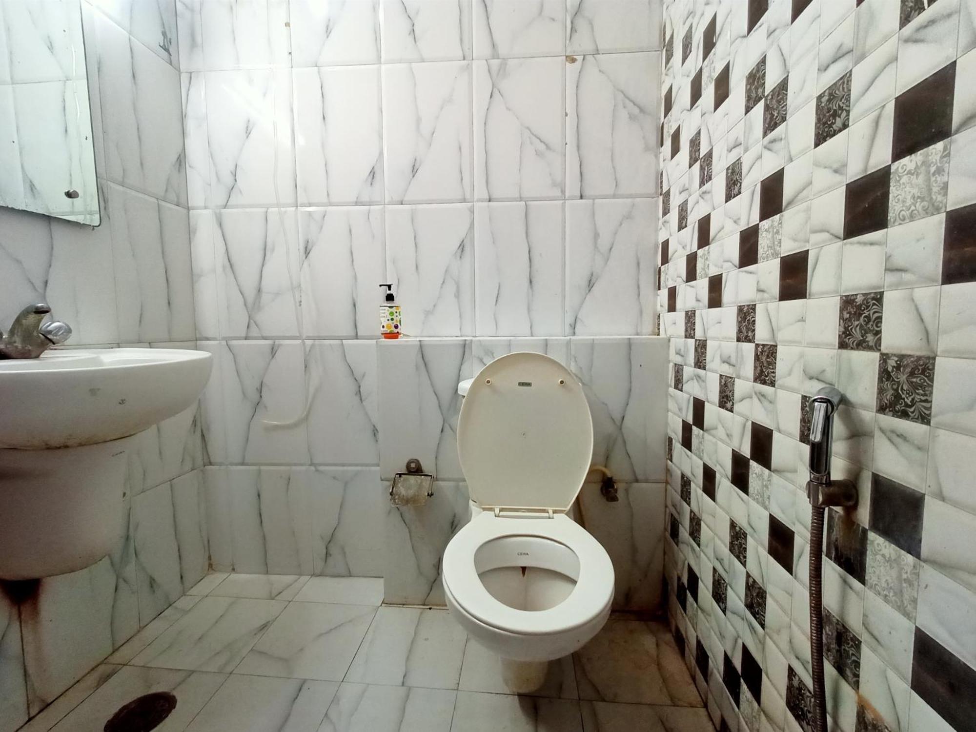 Hotel Global Inn -1 Km From Railway Station - Lift Food And Free Parking Лакнау Екстериор снимка