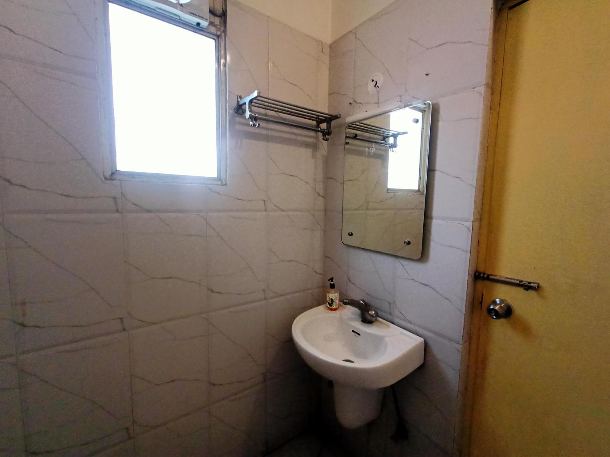 Hotel Global Inn -1 Km From Railway Station - Lift Food And Free Parking Лакнау Екстериор снимка
