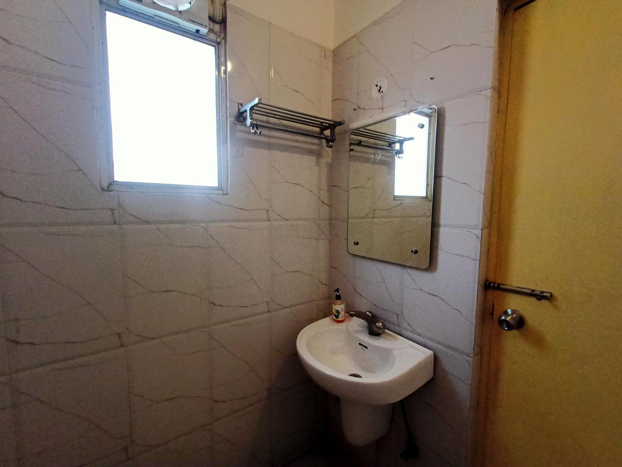 Hotel Global Inn -1 Km From Railway Station - Lift Food And Free Parking Лакнау Екстериор снимка