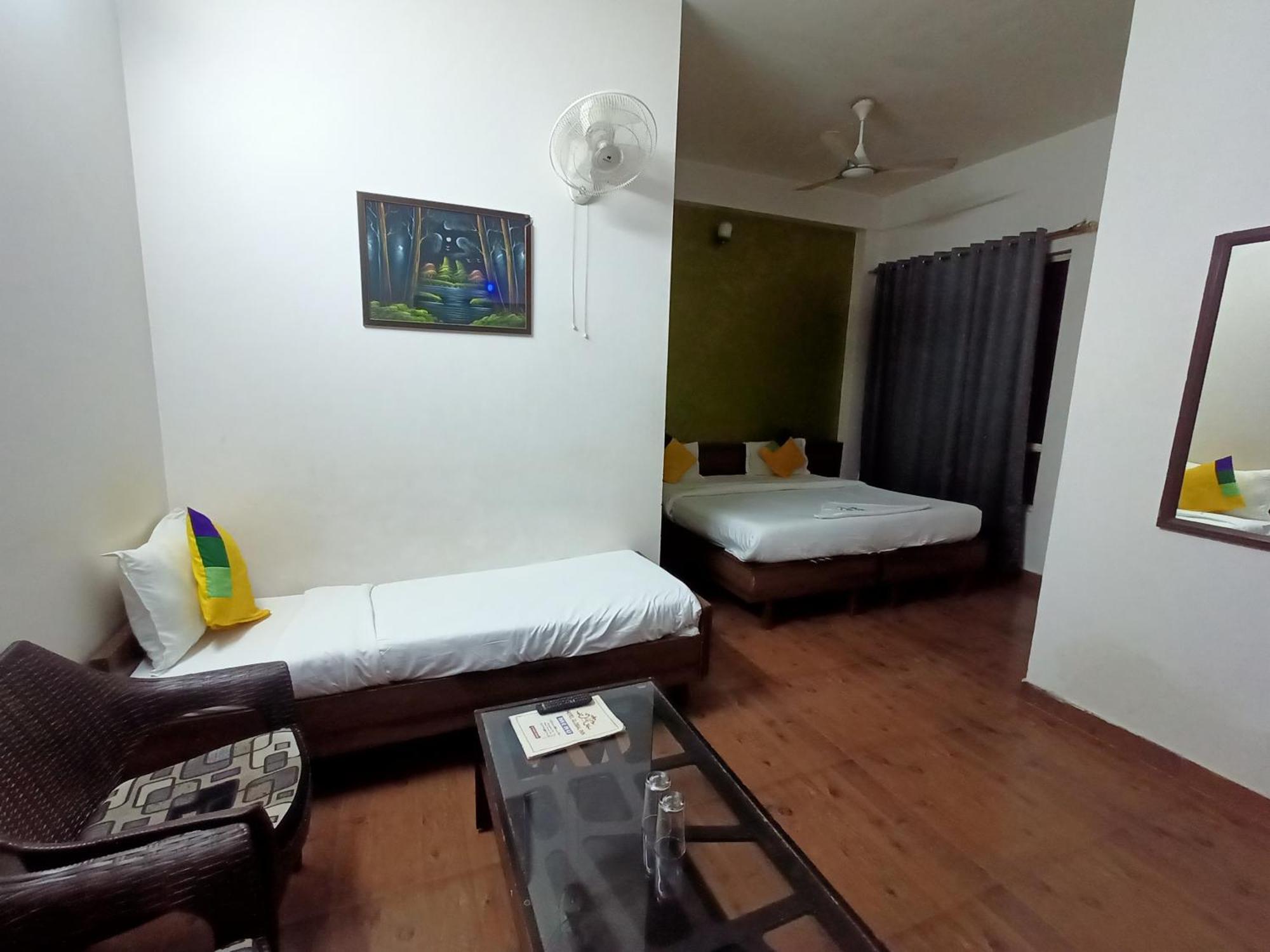 Hotel Global Inn -1 Km From Railway Station - Lift Food And Free Parking Лакнау Екстериор снимка