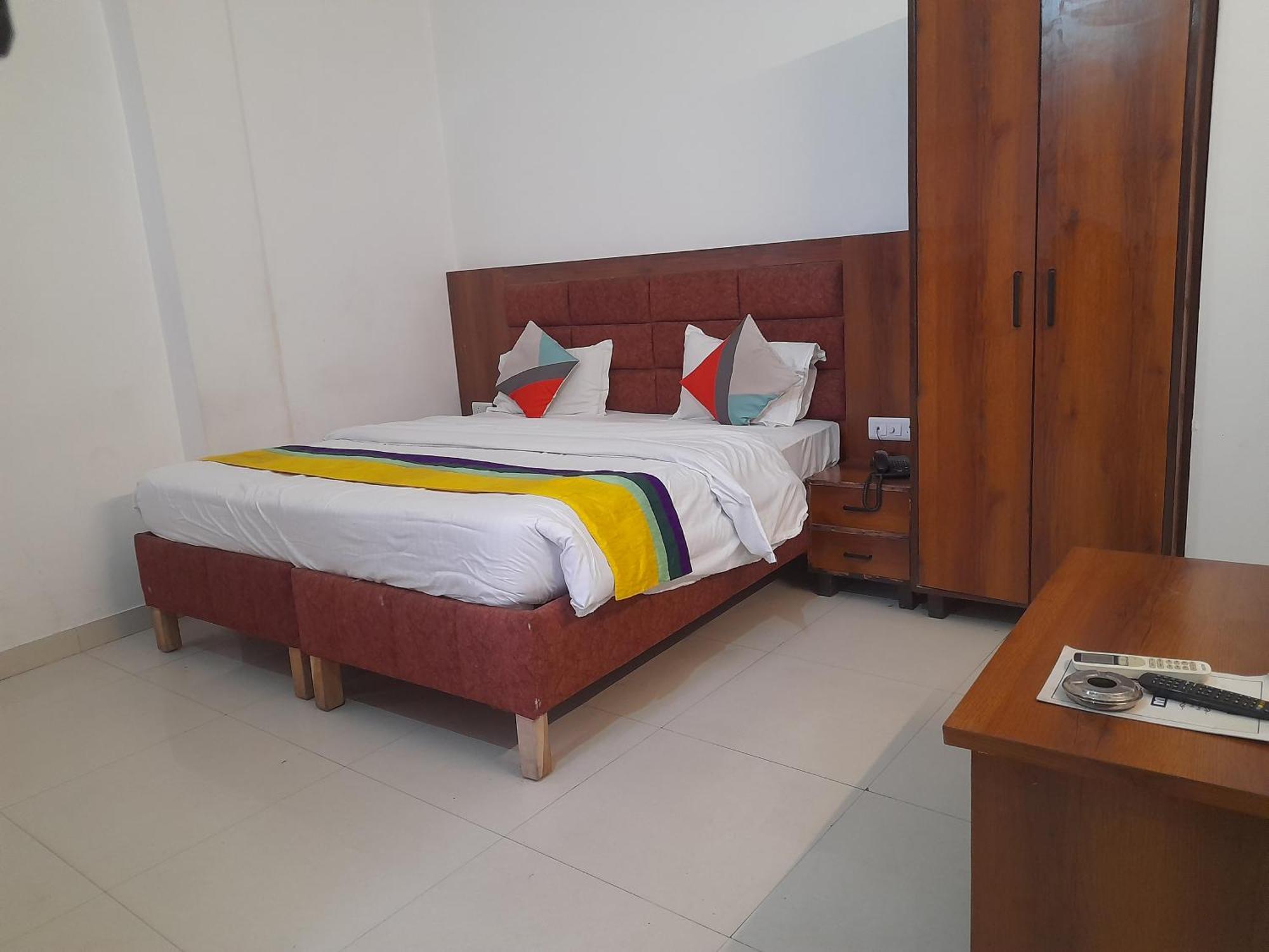 Hotel Global Inn -1 Km From Railway Station - Lift Food And Free Parking Лакнау Екстериор снимка