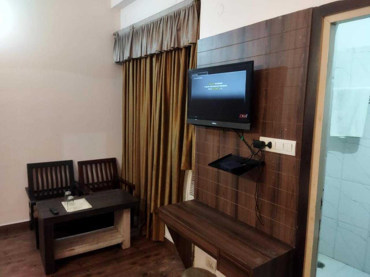 Hotel Global Inn -1 Km From Railway Station - Lift Food And Free Parking Лакнау Екстериор снимка