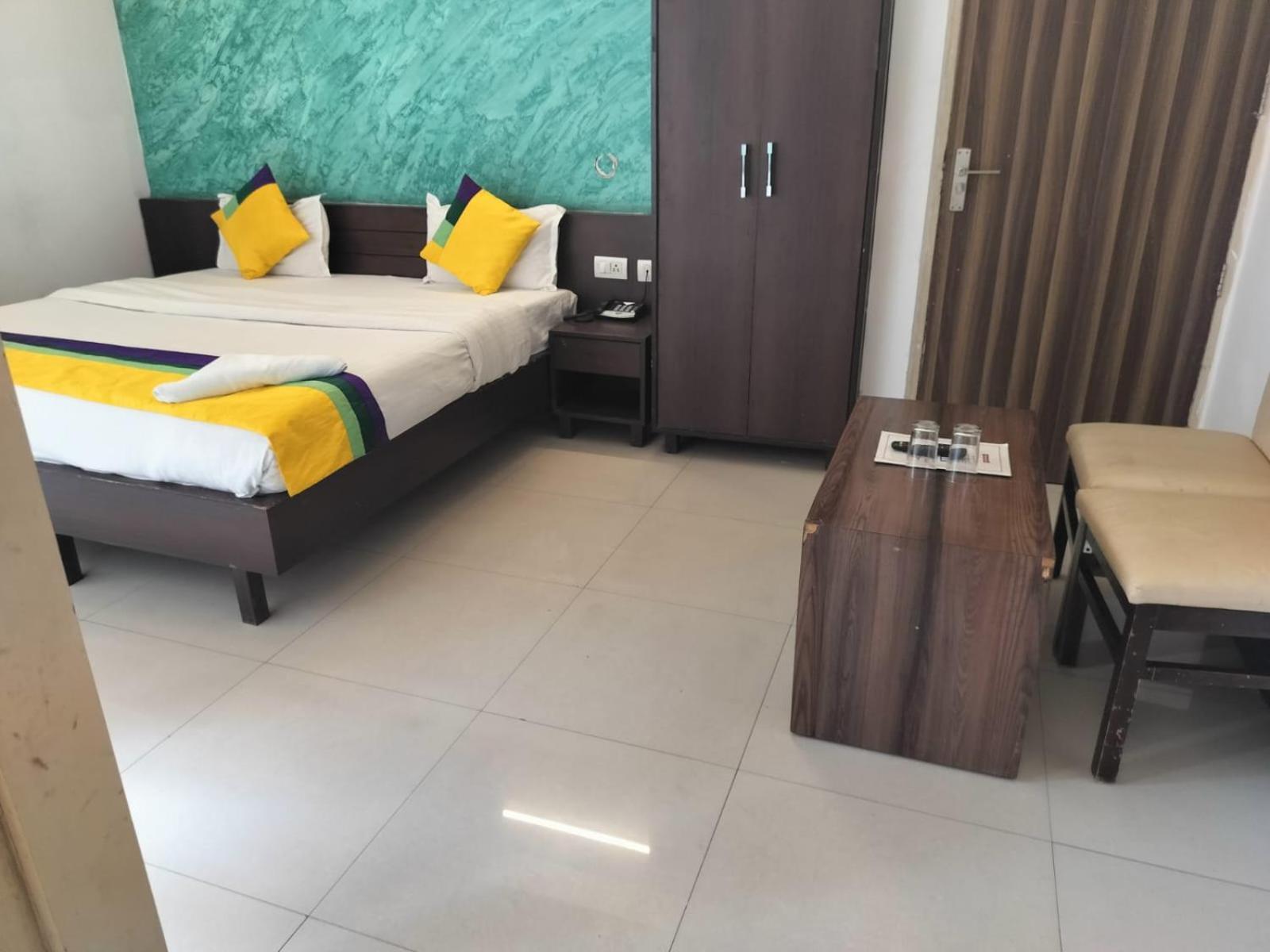 Hotel Global Inn -1 Km From Railway Station - Lift Food And Free Parking Лакнау Стая снимка