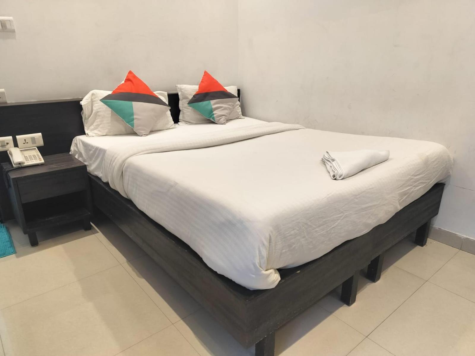 Hotel Global Inn -1 Km From Railway Station - Lift Food And Free Parking Лакнау Стая снимка