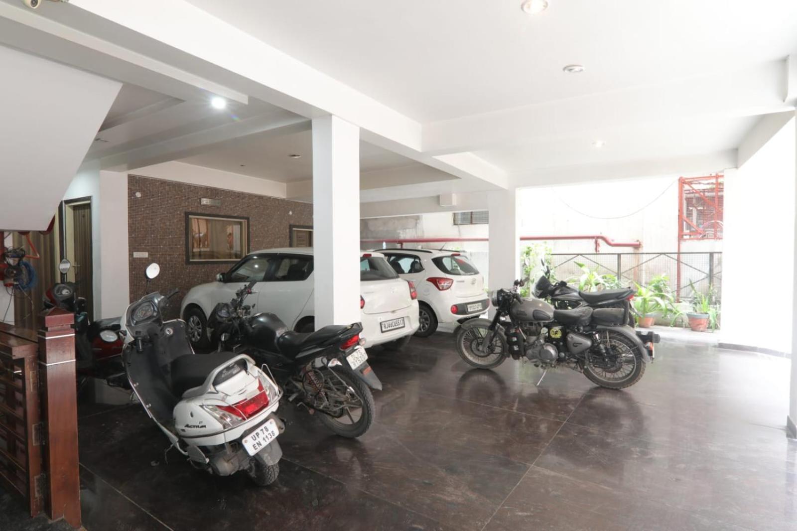 Hotel Global Inn -1 Km From Railway Station - Lift Food And Free Parking Лакнау Екстериор снимка