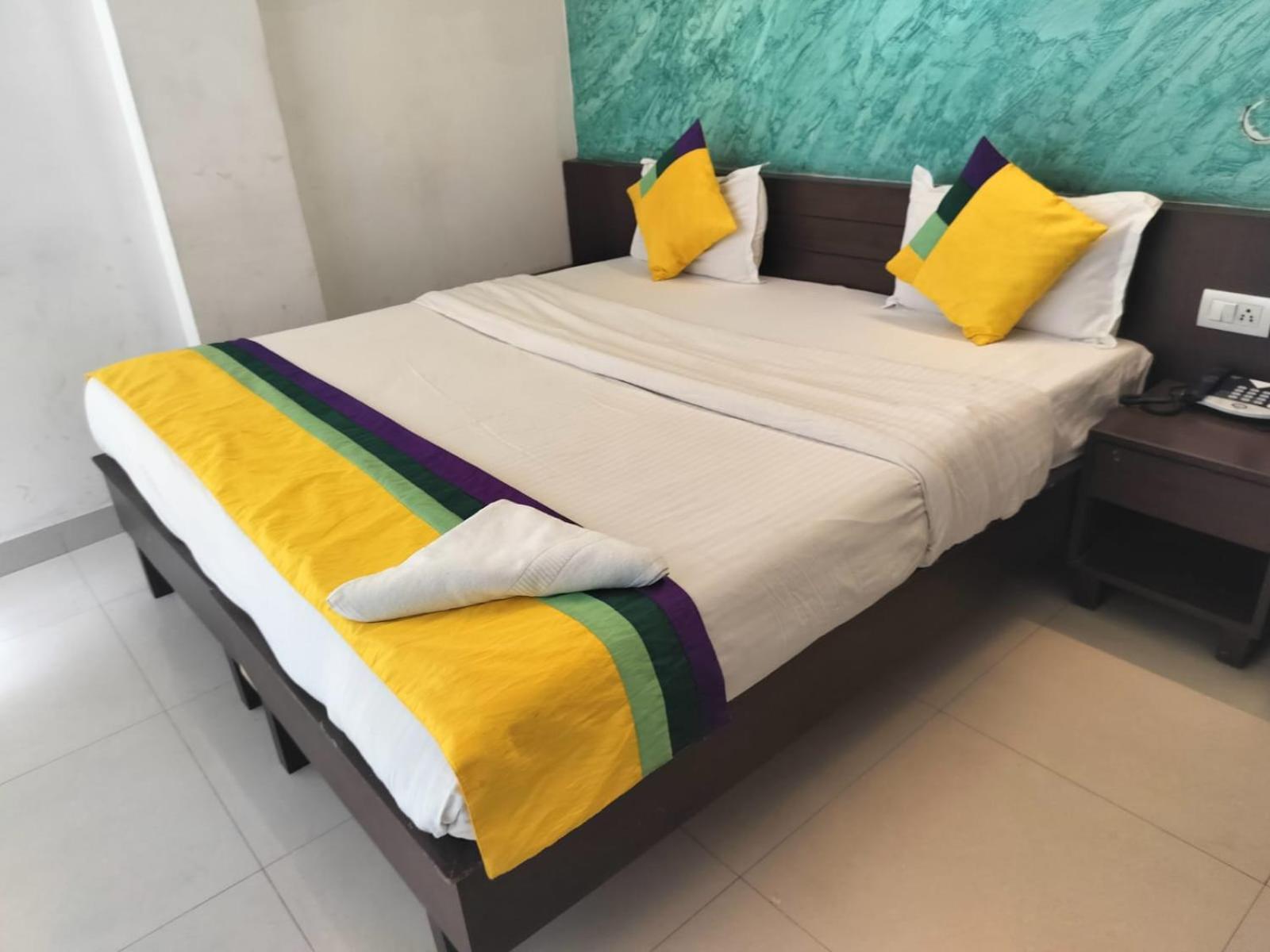 Hotel Global Inn -1 Km From Railway Station - Lift Food And Free Parking Лакнау Стая снимка