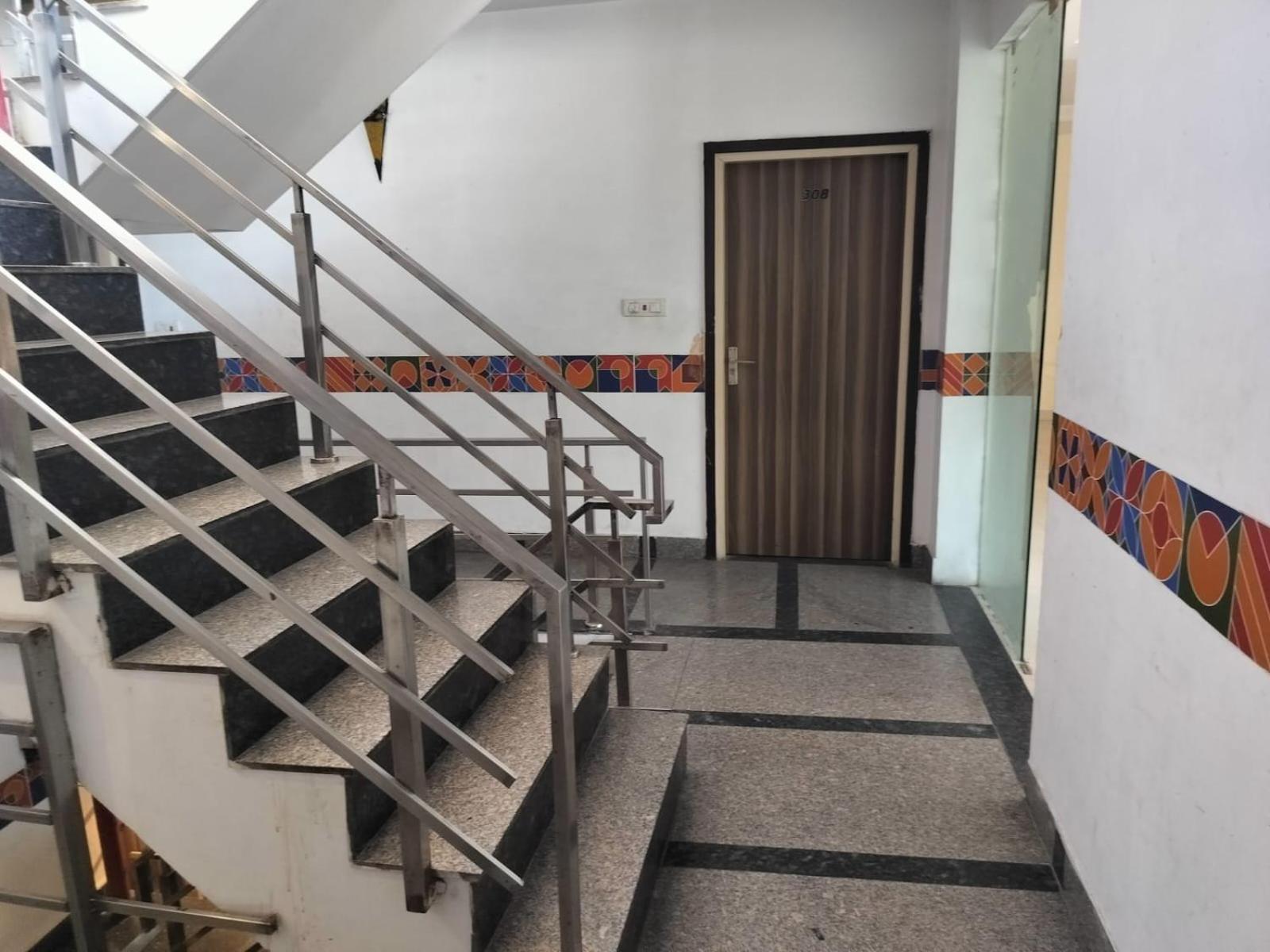 Hotel Global Inn -1 Km From Railway Station - Lift Food And Free Parking Лакнау Екстериор снимка