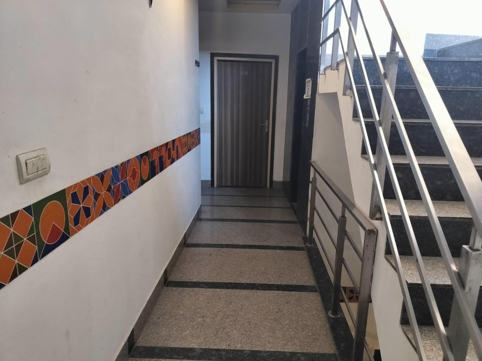 Hotel Global Inn -1 Km From Railway Station - Lift Food And Free Parking Лакнау Екстериор снимка